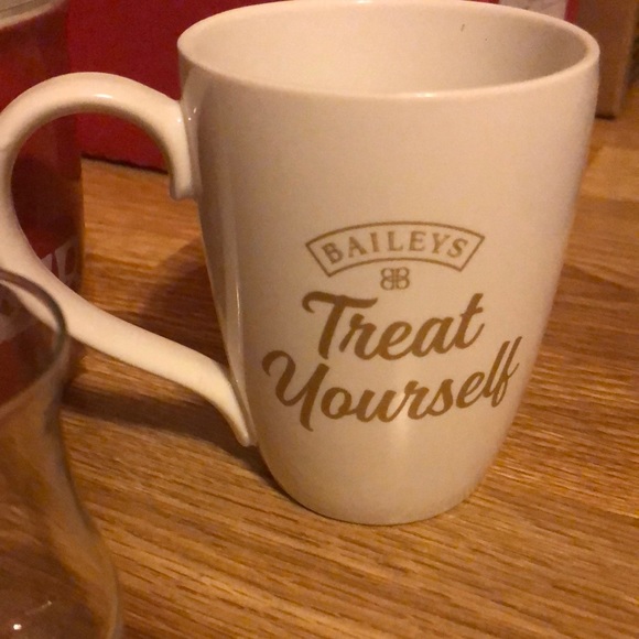 NWOT🌟BAILEYS💫 Red/White Mug, treat yourself mug & 2 baileys shooter glasses. - Picture 3 of 4